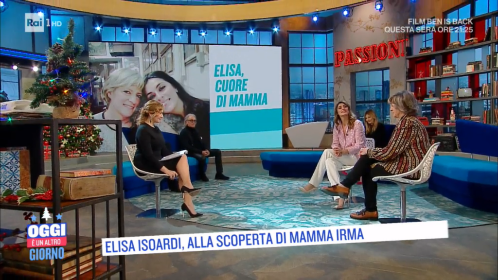 Elisa Isoardi ospite a oggi è un altro giorno insieme alla mamma